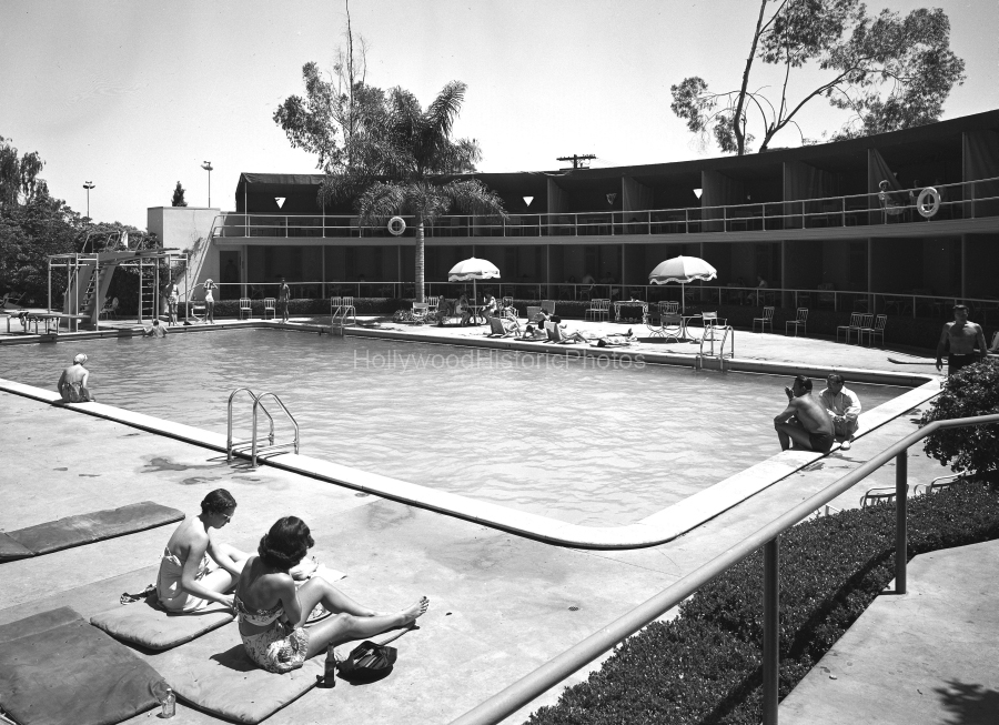 Beverly Wilshire Hotel 1945 swimming pool.jpg